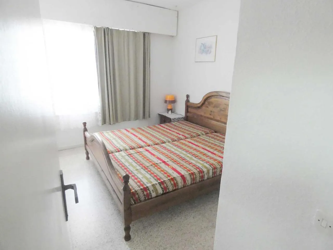 הקונטקטים של Holiday Center 04